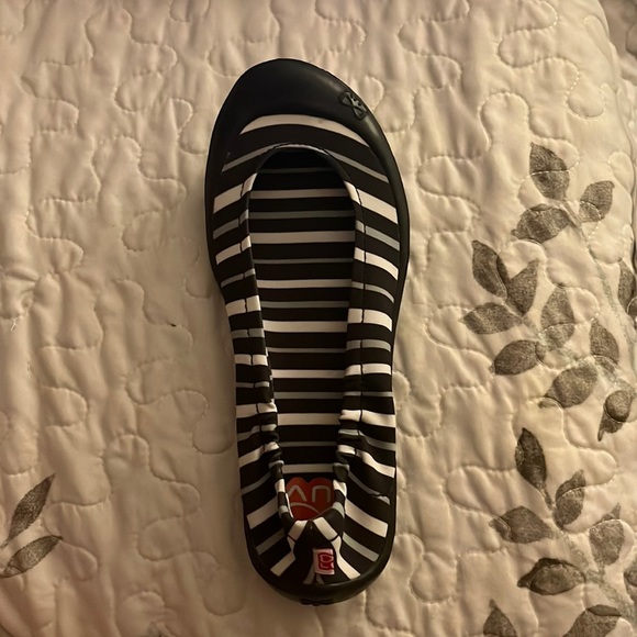 1/$10 or 2/$15 LUV DREAM FLATS Peace Stripe Euro size 32 (1) - Picture 3 of 5